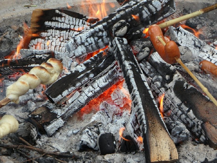 Würstchen im Lagerfeuer ähnlich wie beim Grill, Imbiss Original Kebab Haus mit leckeren türkischen und internationallen Essen in Zürich.